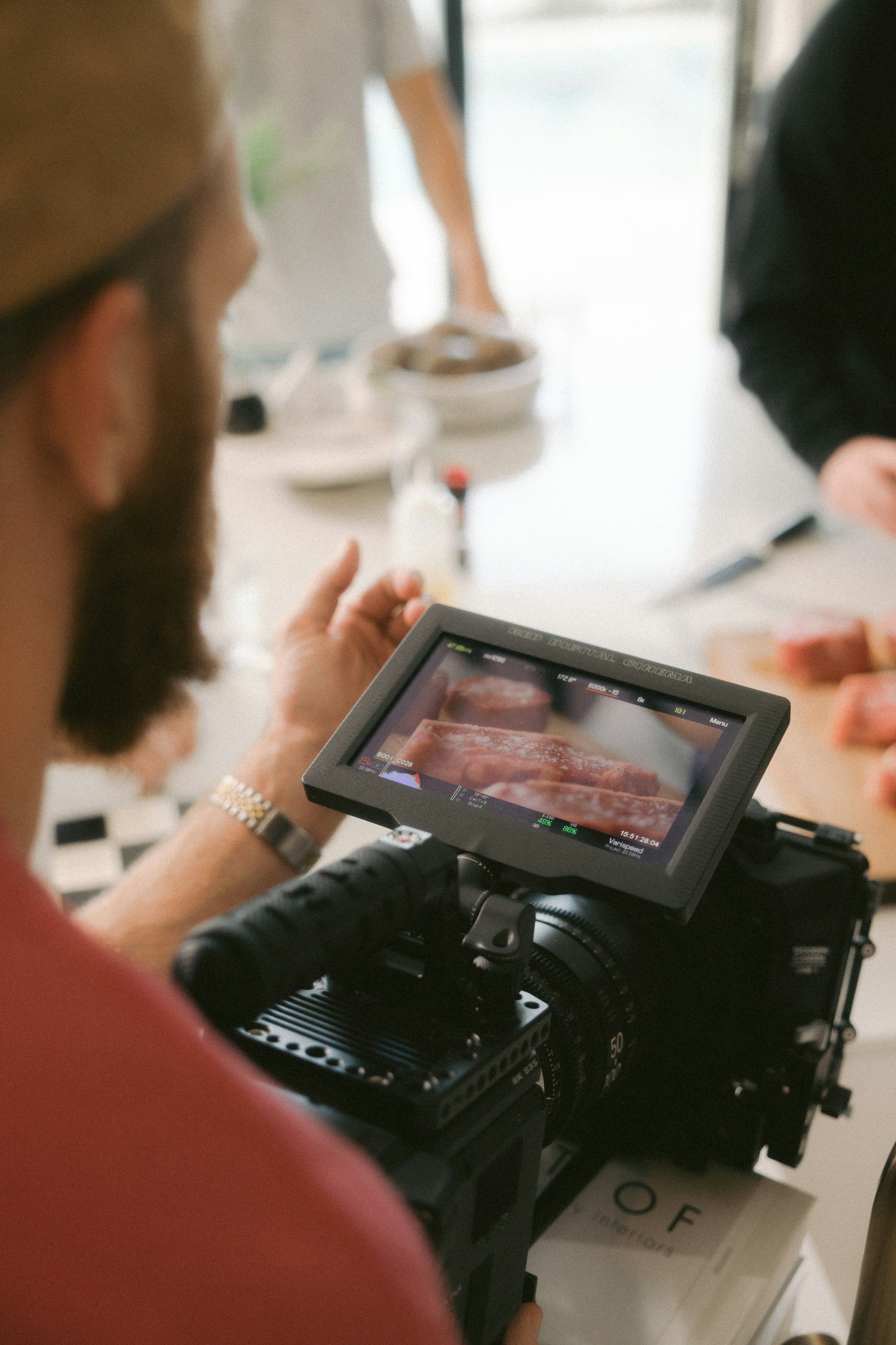 Camarógrafo grabando con monitor externo durante una ceremonia